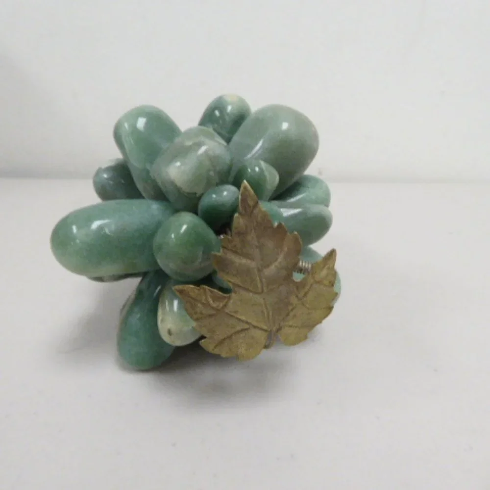 Vintage jade green quartz stone bunch of grapes 9.5 x 4